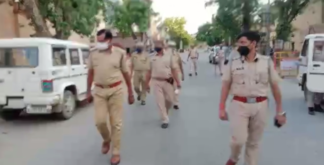 Behror police launched flag march, बहरोड़ पुलिस ने निकाला फ्लैग मार्च