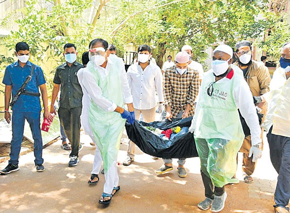 శవాలను వాహనంలోకి ఎక్కిస్తున్న ఎమ్మెల్యే