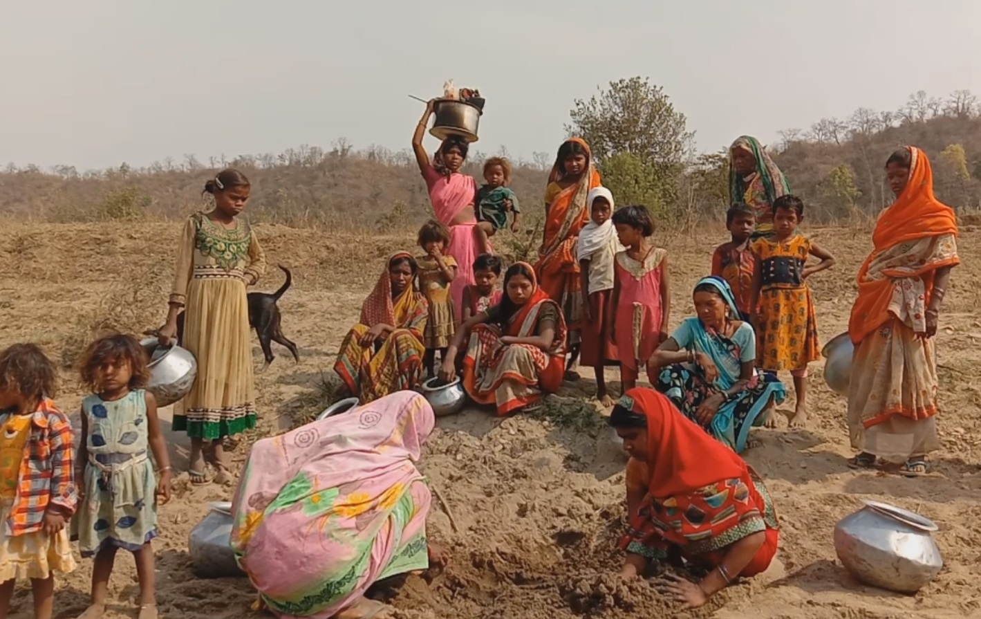 रोज चुआं खोदते हैं और अपनी प्यास बुझाते हैं