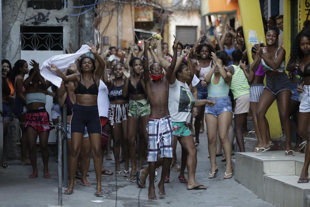 25 killed in Rio de Janeiro  favela gun battle