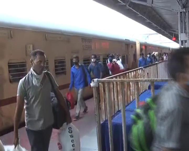 Migrant workers reached Hatia station from Surat