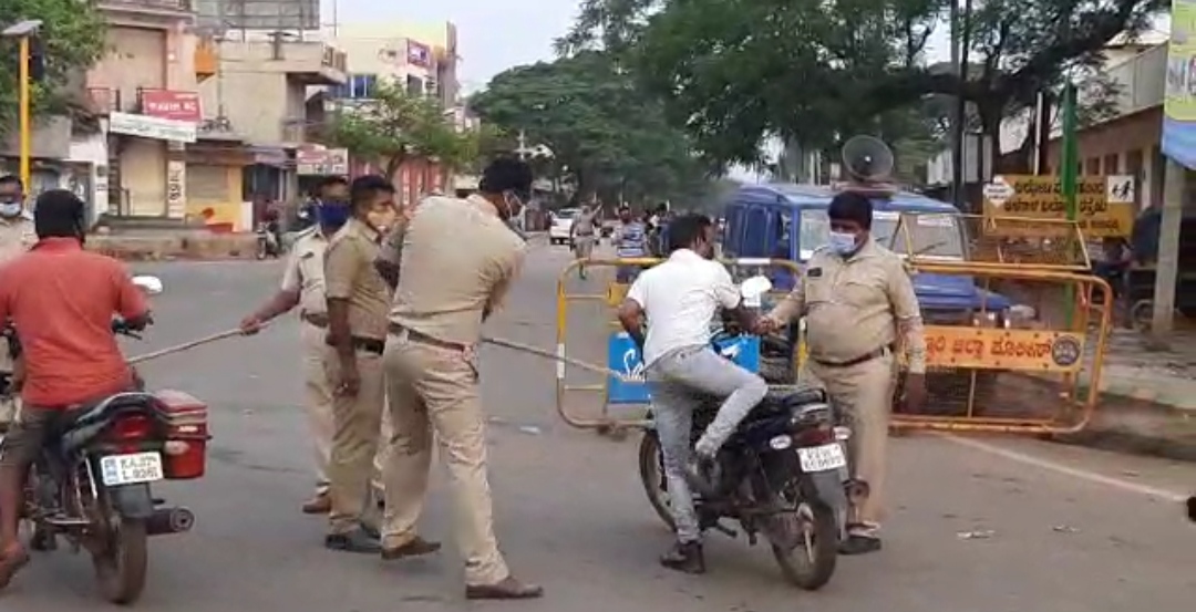 ಸಪೇಟೆಯಲ್ಲಿ ವಾಹನ ಸವಾರರಿಗೆ ಲಾಠಿ ರುಚಿ ತೋರಿಸಿದ ಪೊಲೀಸರು