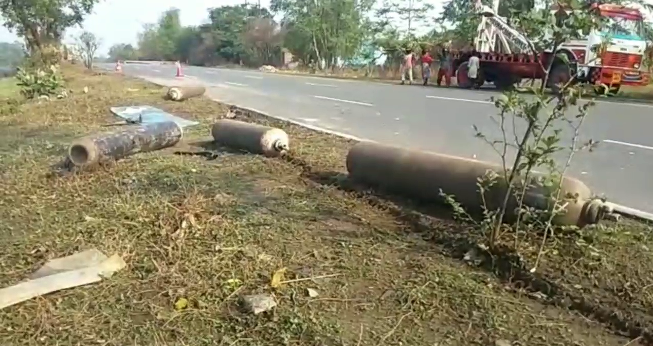 oxygen cylinder loaded pickup van overturned in dhanbad