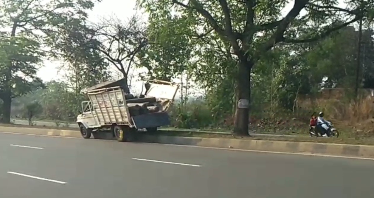 oxygen cylinder loaded pickup van overturned in dhanbad