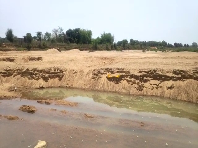 villagers protest illegal sand picking in dumka
