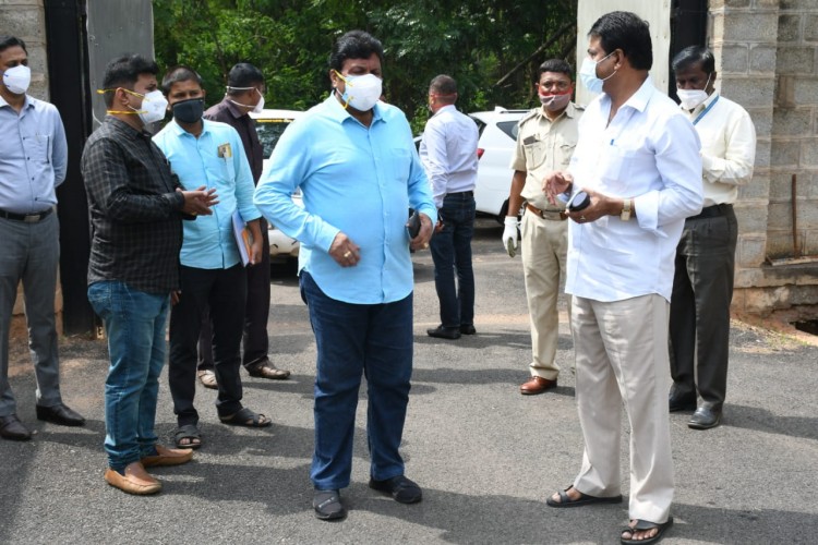 Minister B.C. Patil visits GKVK covid care center