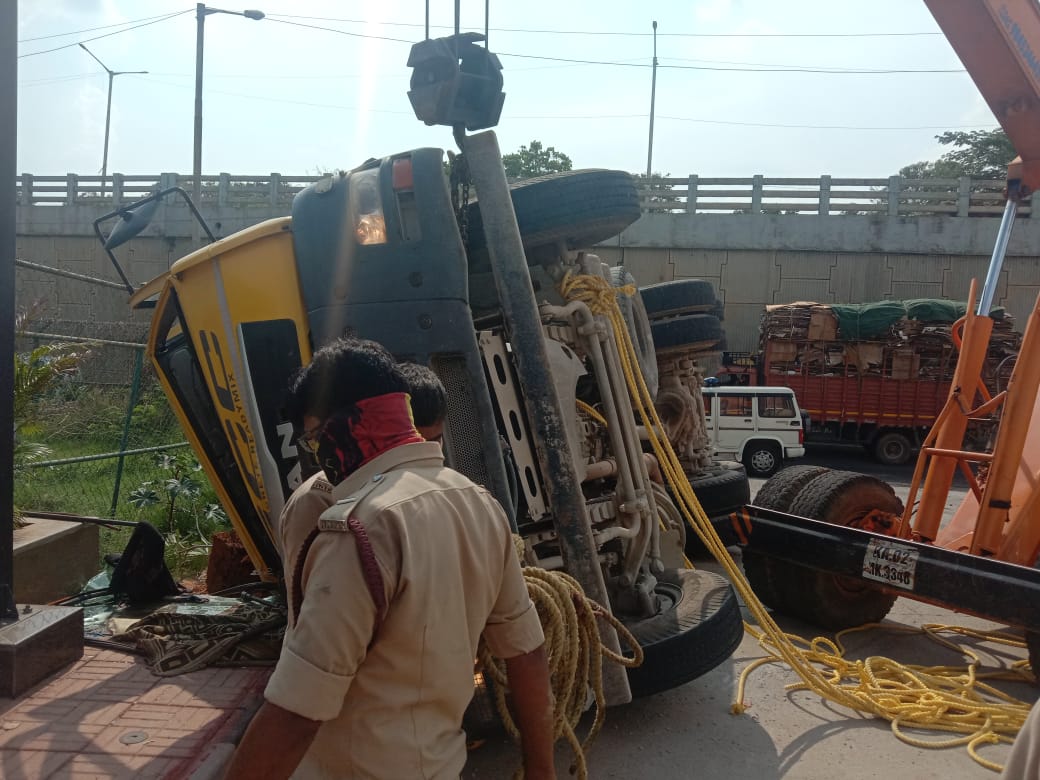 lorry-driver-rescued-by-kamakshipalya-police-in-accident