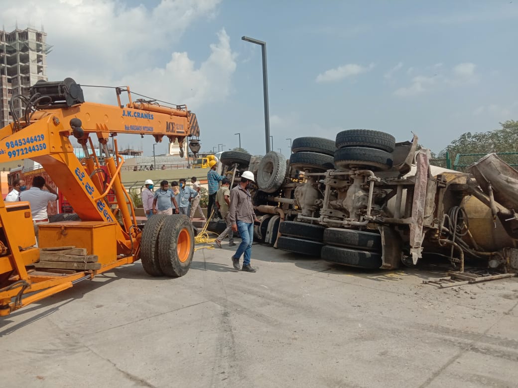 lorry-driver-rescued-by-kamakshipalya-police-in-accident