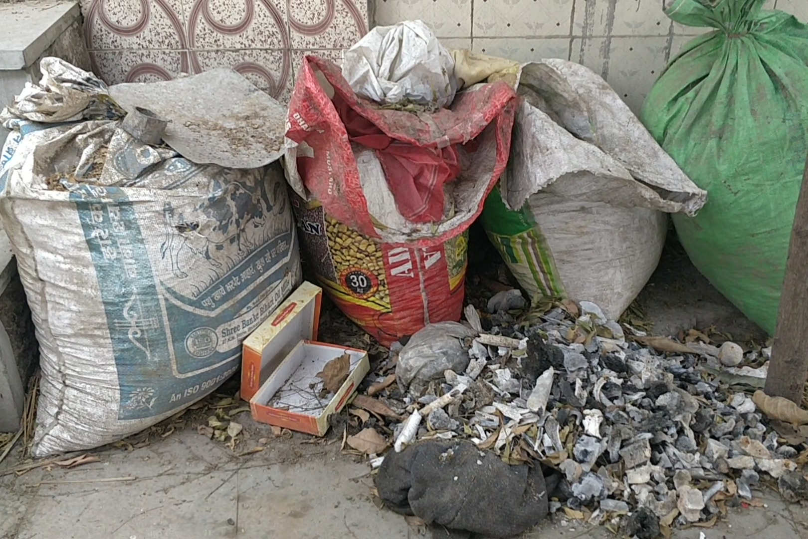 relatives-reaching-the-crematorium-to-picking-ashes-of-corona-patients-in-ghazipur-delhi