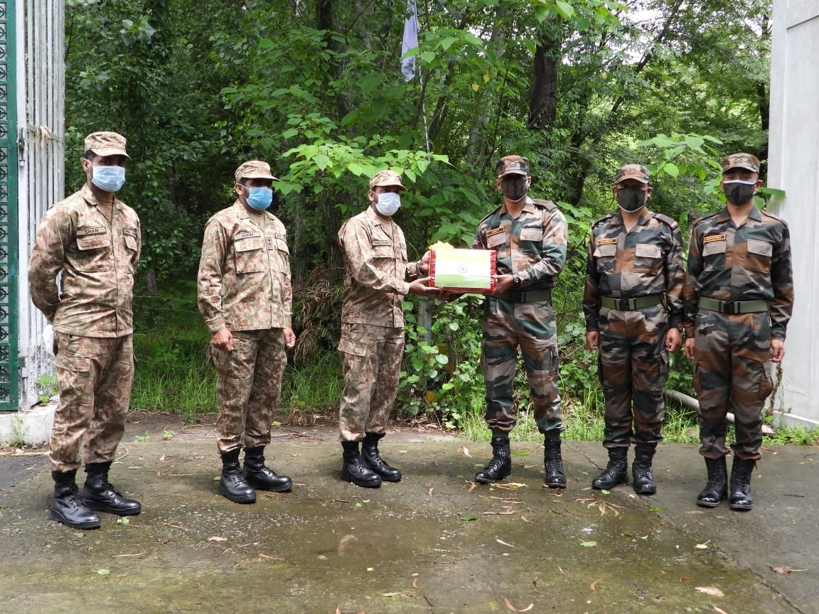 Indian Army and Pakistan Army celebrated EidUlFitr