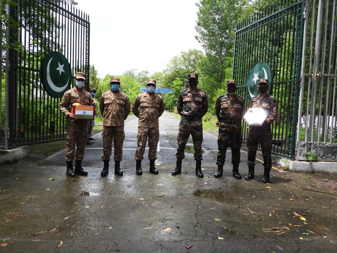 Indian Army and Pakistan Army celebrated EidUlFitr