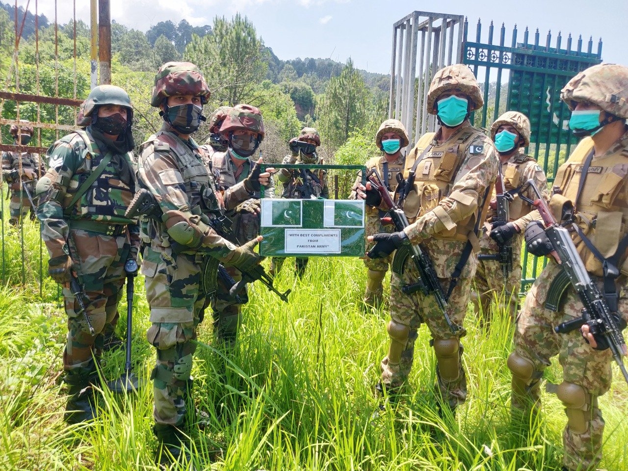 Indian Army and Pakistan Army celebrated EidUlFitr