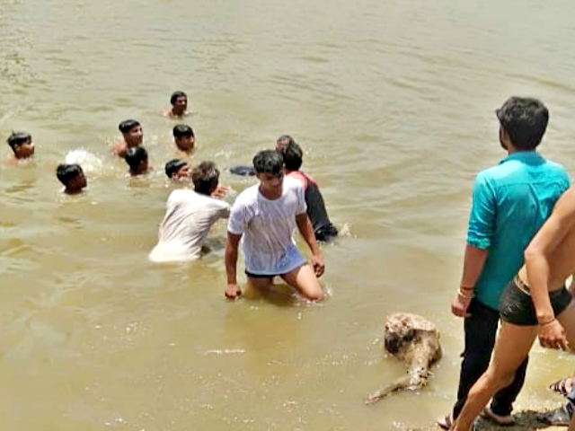 two sisters died by drowning in dam  dam  jhalawar news  मनोहर थाना एरिया  झालावाड़ न्यूज  डैम  डैम में डूबने से मौत  2 सगी बहनों की मौत