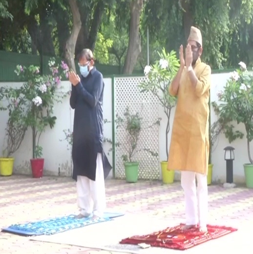 Mukhtar Abbas Naqvi offer prayer at home