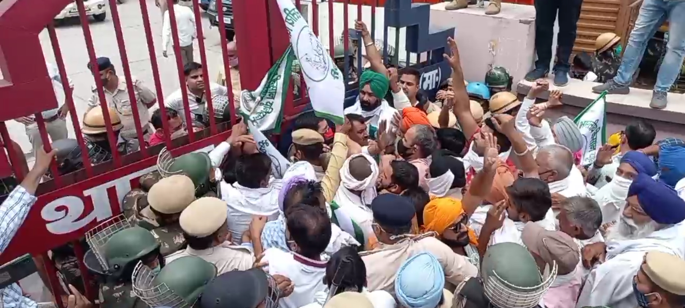 Kurukshetra: Farmers siege to Shahbad police station to protest against the arrest of farmer leader