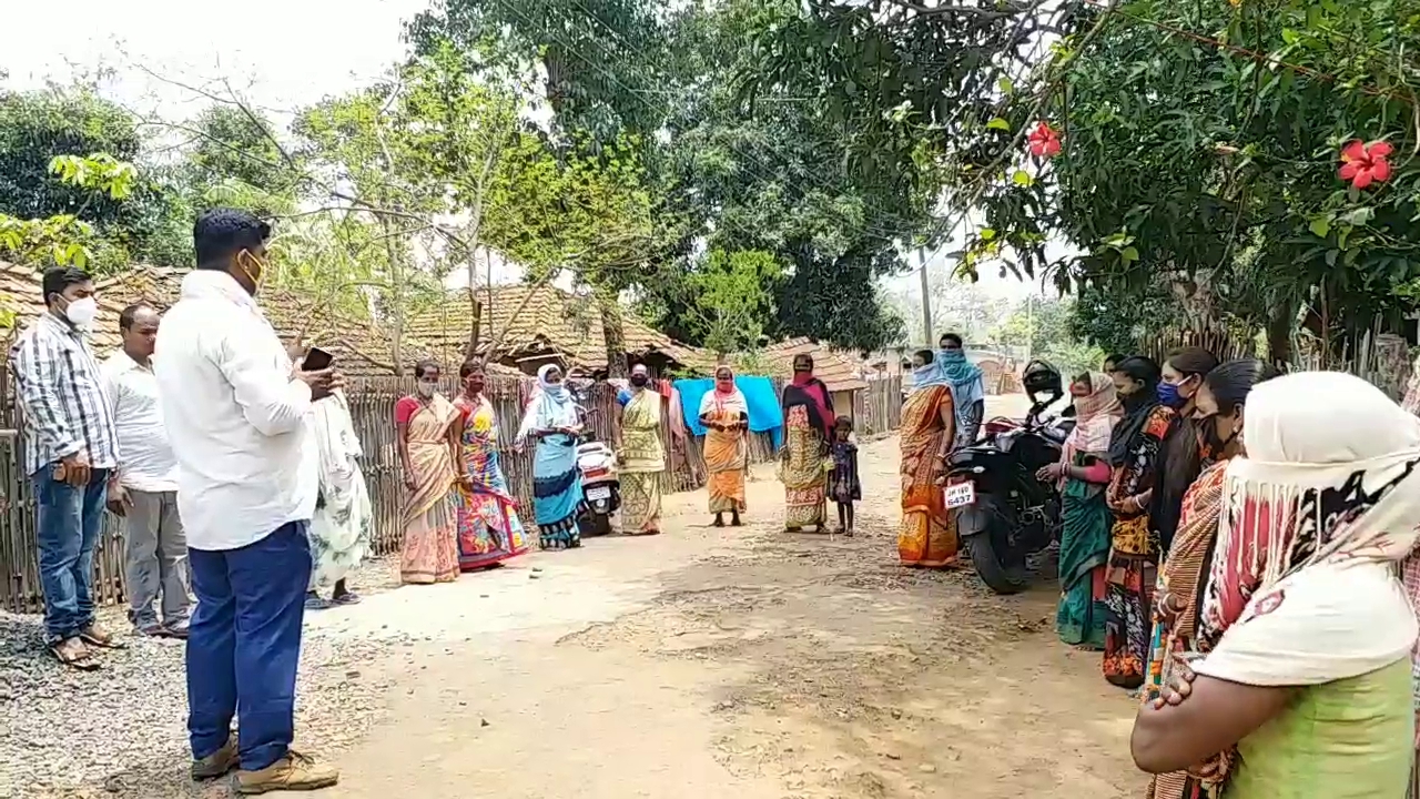 panchayat-secretaries-making-people-aware-about-vaccination-through-music-in-pakur