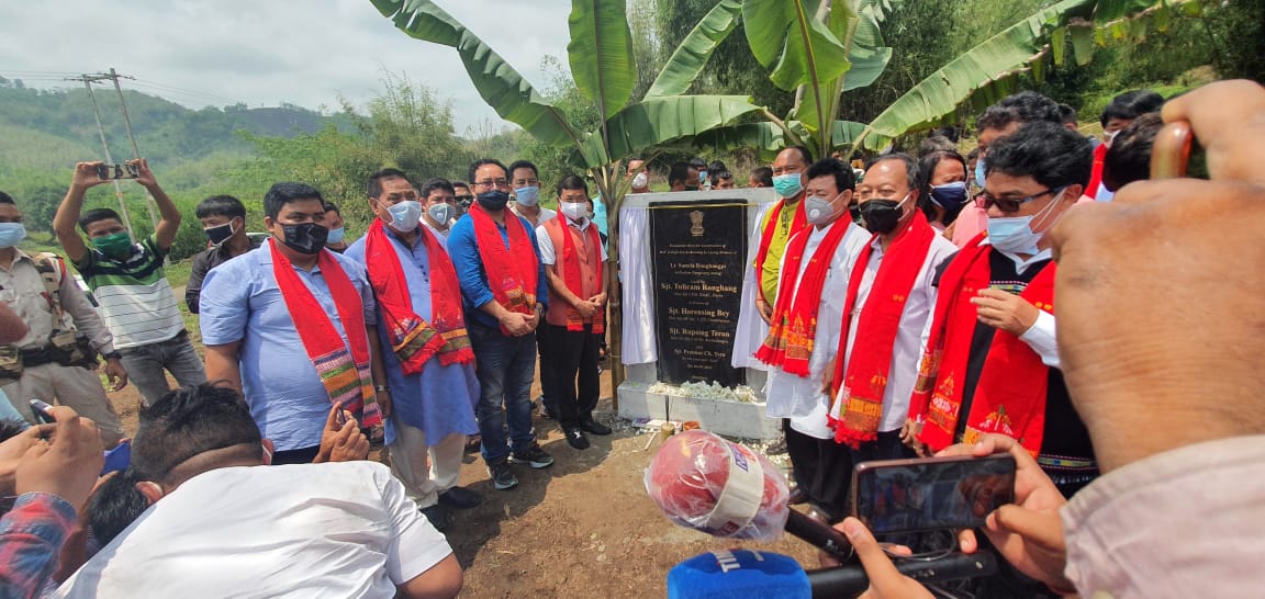 প্ৰয়াত চুমিলা ৰংহাঙপীৰ বাসগৃহত তুলিৰাম ৰংহাঙ সহ টীম কাৰ্বি আংলং