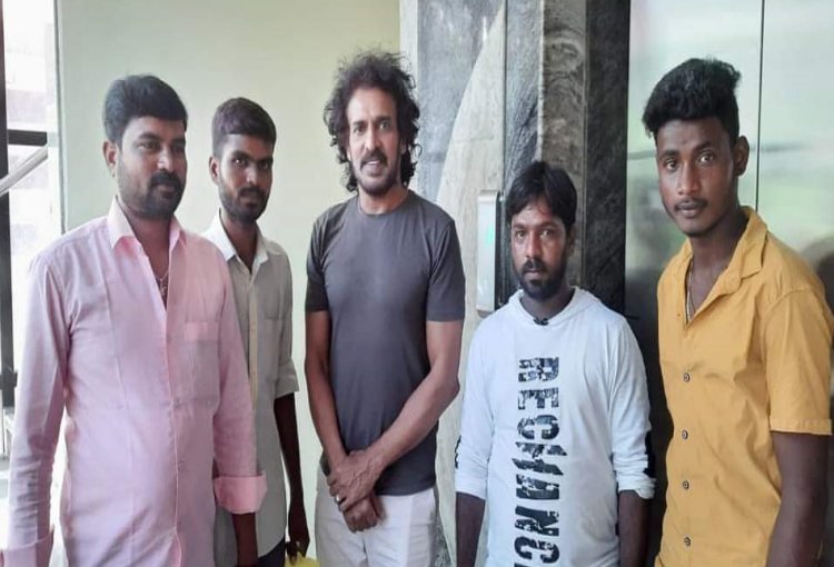 actor upendra bought the onion and distributed it to the workers