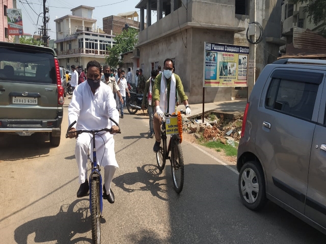 mla pradeep yadav is awaring people for vaccination on bicycle