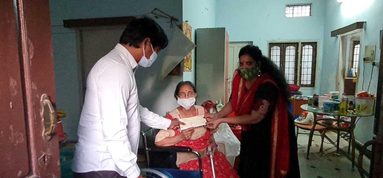 Chiranjeevi extends helping hand to senior actress Pavala Shyamala