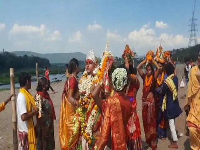 transgenders worshiped Sheetla Mata along with drums to keep away corona in jamshedpur