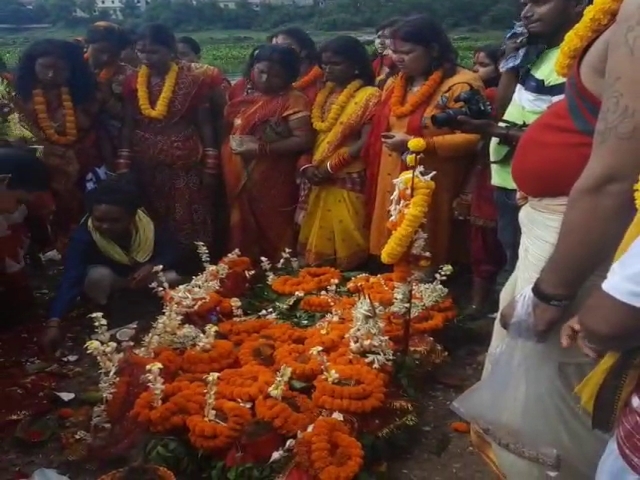 transgenders worshiped Sheetla Mata along with drums to keep away corona in jamshedpur