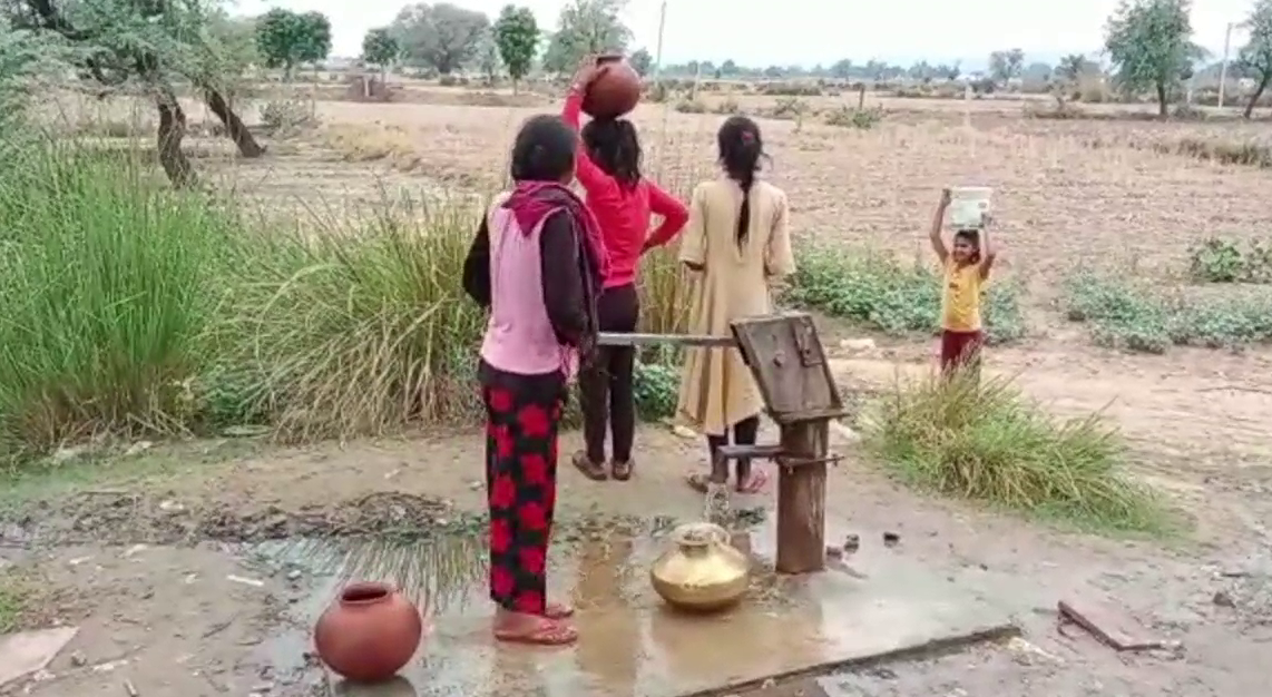 Drinking water crisis in Nagla Bhand village of Bharatpur