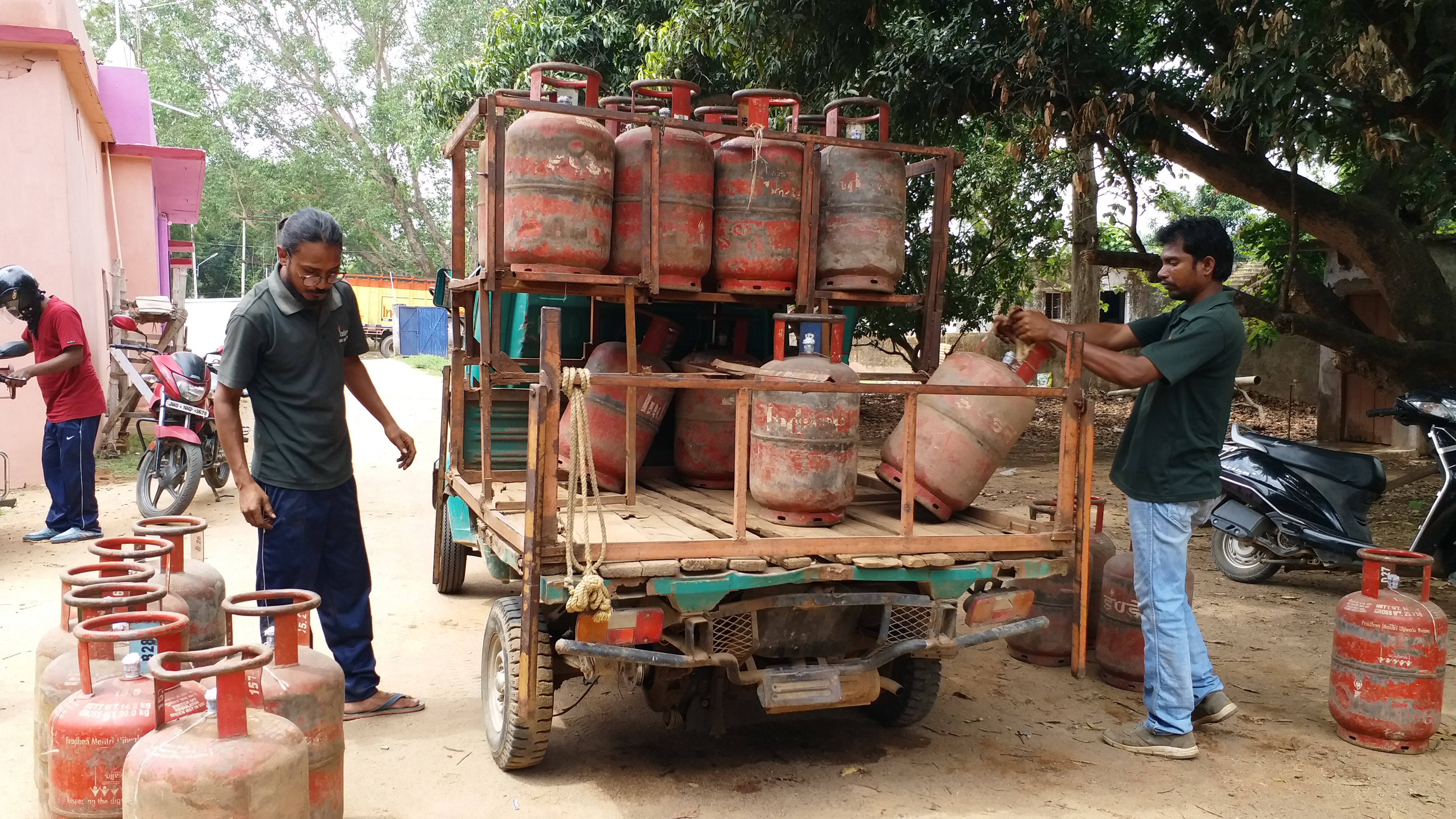 delivery-boys-supplying-cylinders-during-corona-pandemic-in-simdega