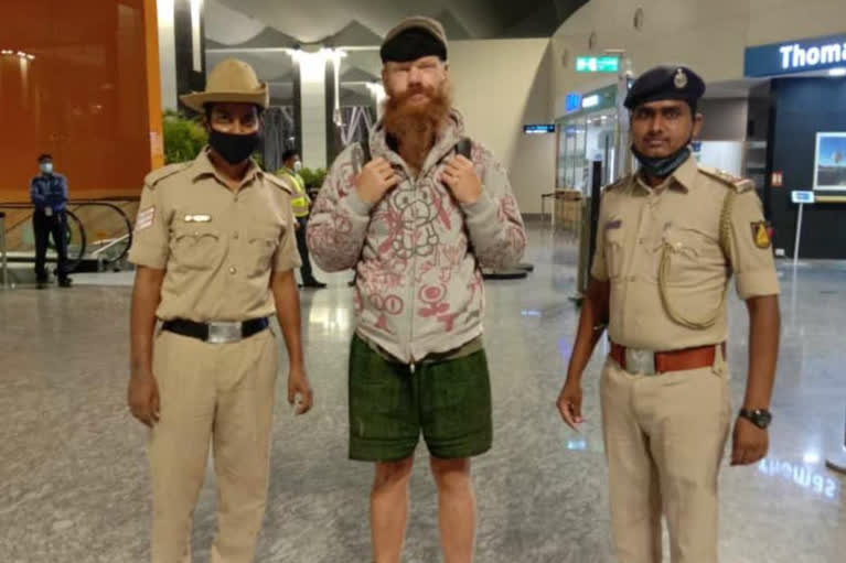 మతిస్తితితం లేని జర్మన్ పర్యటకుడు, mentally ill german tourist in india