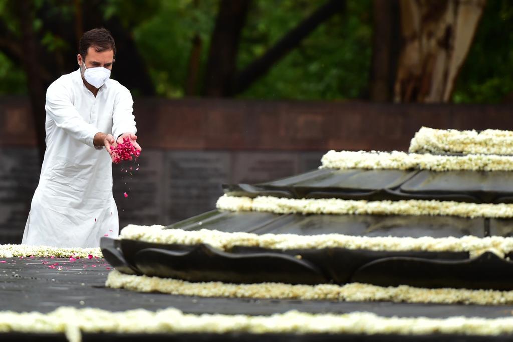 Rahul pays floral tribute to former PM and father Rajiv Gandhi on his death anniversary