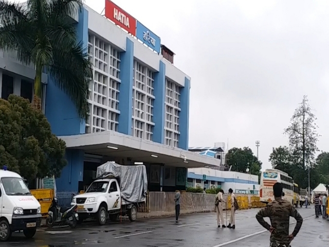 special trains from surat and yeshwantpur reached ranchis hatia railway station failed to control