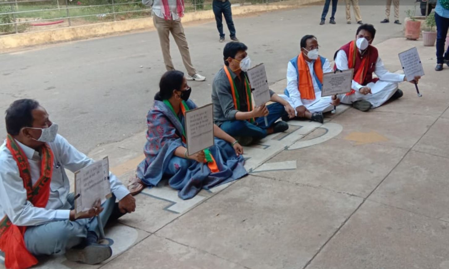 BJP leader sitting on strike in Mahasamund