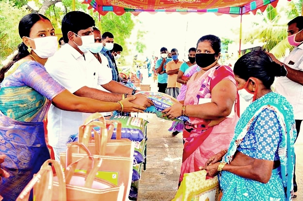 மனைவியுடன் நிவாரணம் வழங்கும் வார்டு உறுப்பினர்