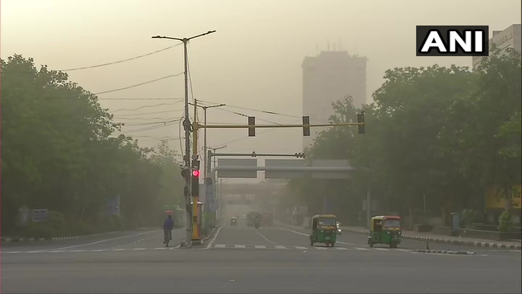 Dust shrouds parts of the Delhi leading to decreased visibility