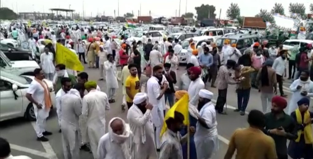 Haryana | Scores of farmers head from Karnal to join protesting farmers at Tikri (Delhi-Haryana) border