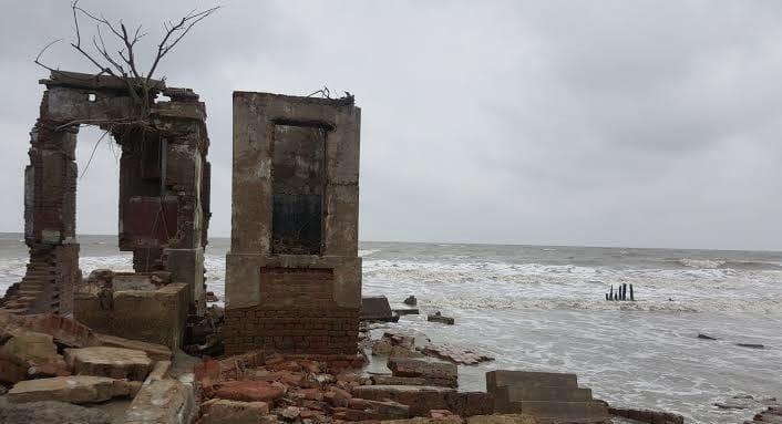 bungalow-of-sir-andrue-fraser-washed-out-in-sea