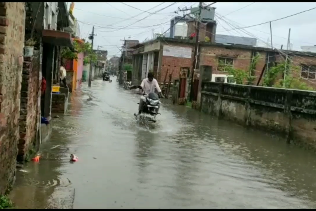 बारिश से शहर में मिटा सड़क और नाला में फर्क