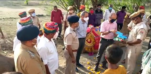 सतरुंगिया गांव में प्रशासन, आजादी के बाद पहली बार दौरा, ऊंट पर बिठाकर घुमाया गांव, Administration in Satrungia village,  First visit after independence,  Welcomed with flowers