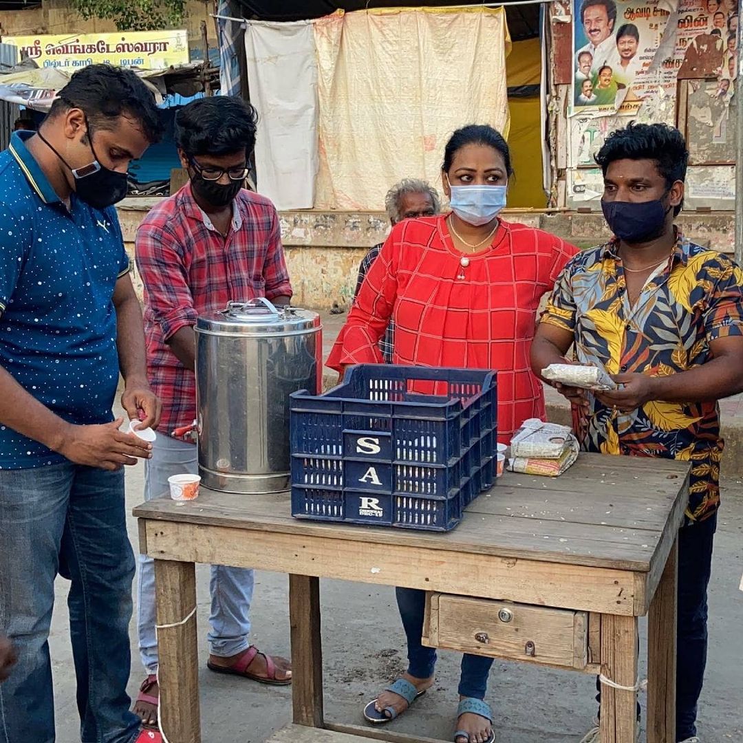 Shakeela distribute food for poor people