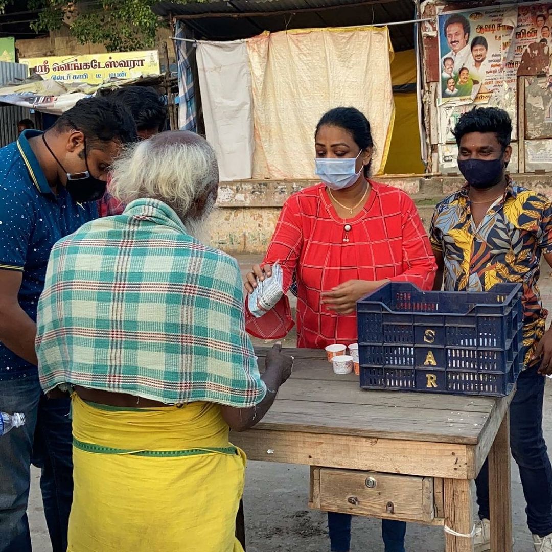 Shakeela distribute food for poor people