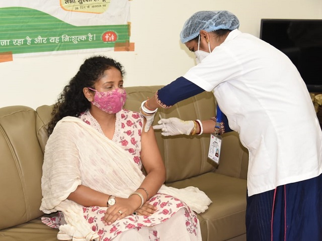 Chief Minister Hemant Soren's wife Kalpana Soren took the second dose of Corona Vaccine.