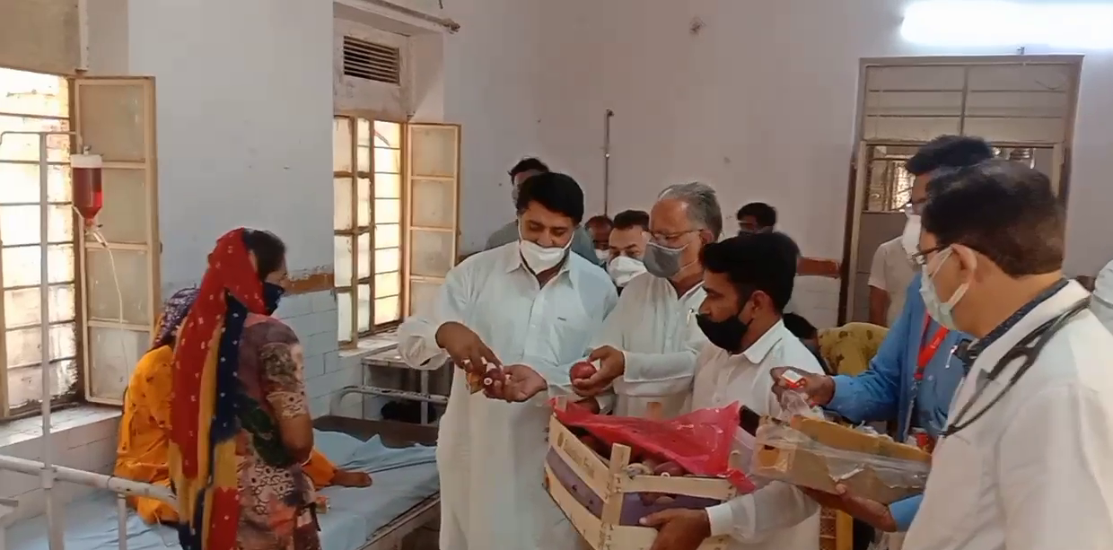 Fruits distributed to patients in Minister Saleh Mohammad