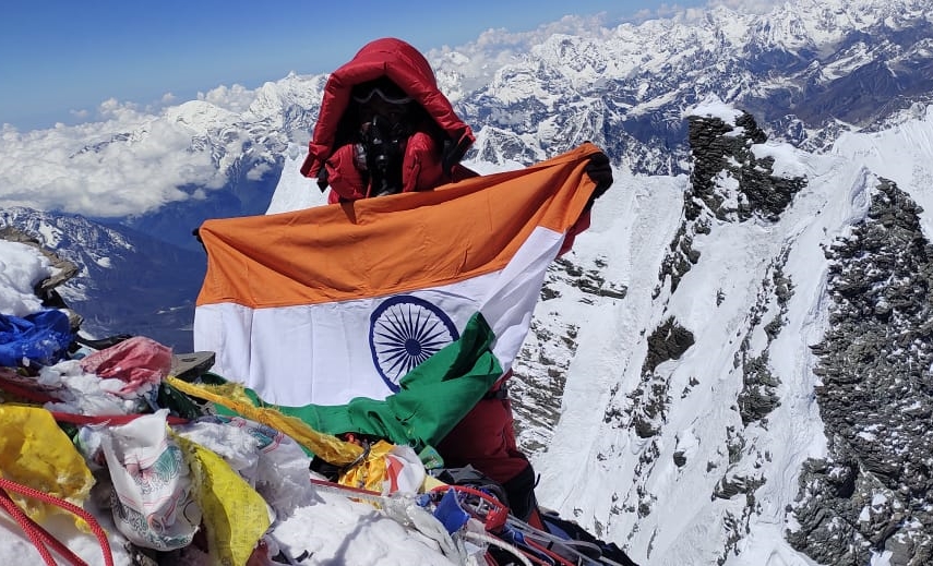 तिरंगे के साथ नैना सिंह धाकड़