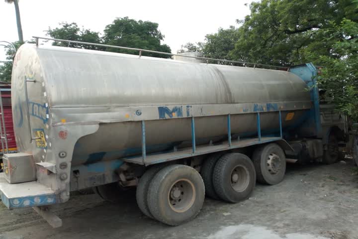 5 people arrested stealing milk from truck in Hazaribag