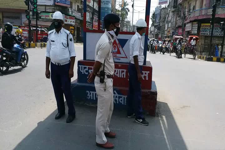 चौक पर तैनात पुलिस 