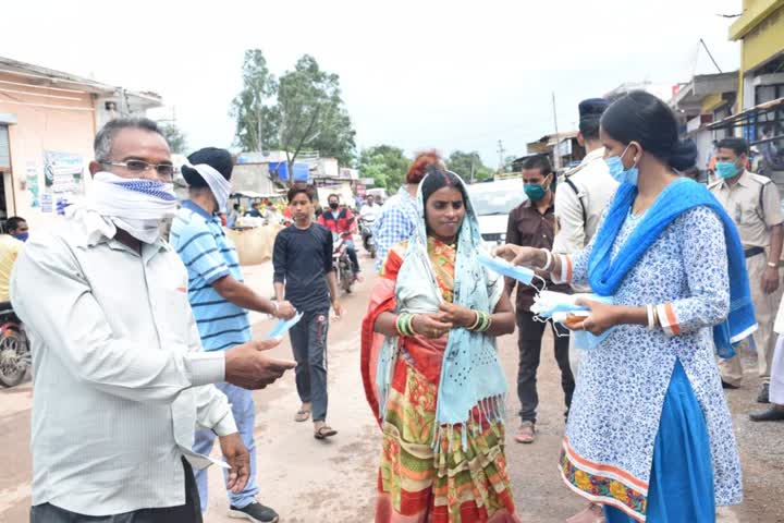 Distribution of masks to passers-by