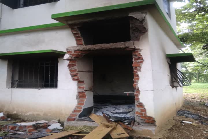 Naxals bomb forest guard house in Chaibasa