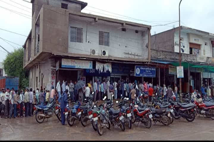 Farmers crowded in banks