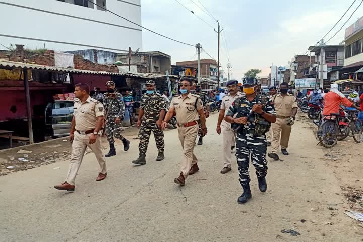 चुनाव को लेकर किया गया फ्लैग मार्च 