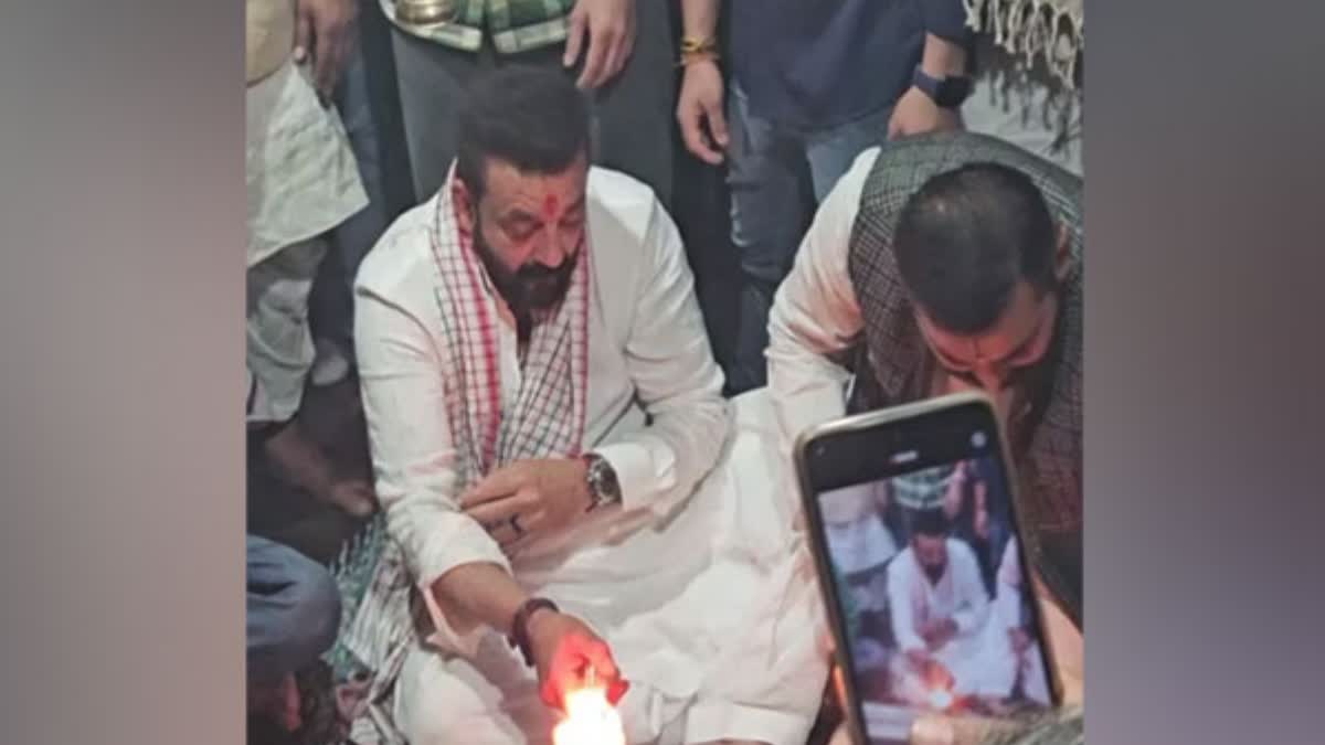 Sanjay Dutt performs Pind Daan in Bihars Gaya